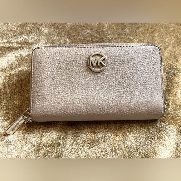 Micheal Kors Wallet - Picture 2 of 5